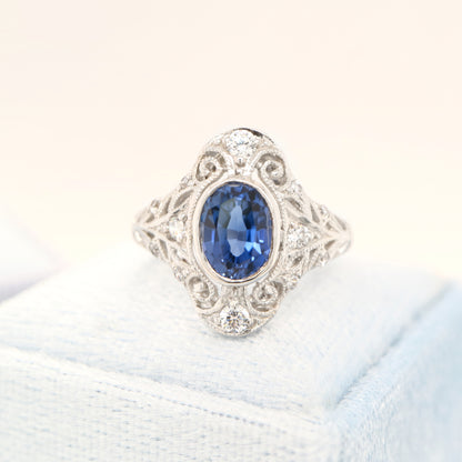 Cocktail ring with natural sapphire and white gold with diamond