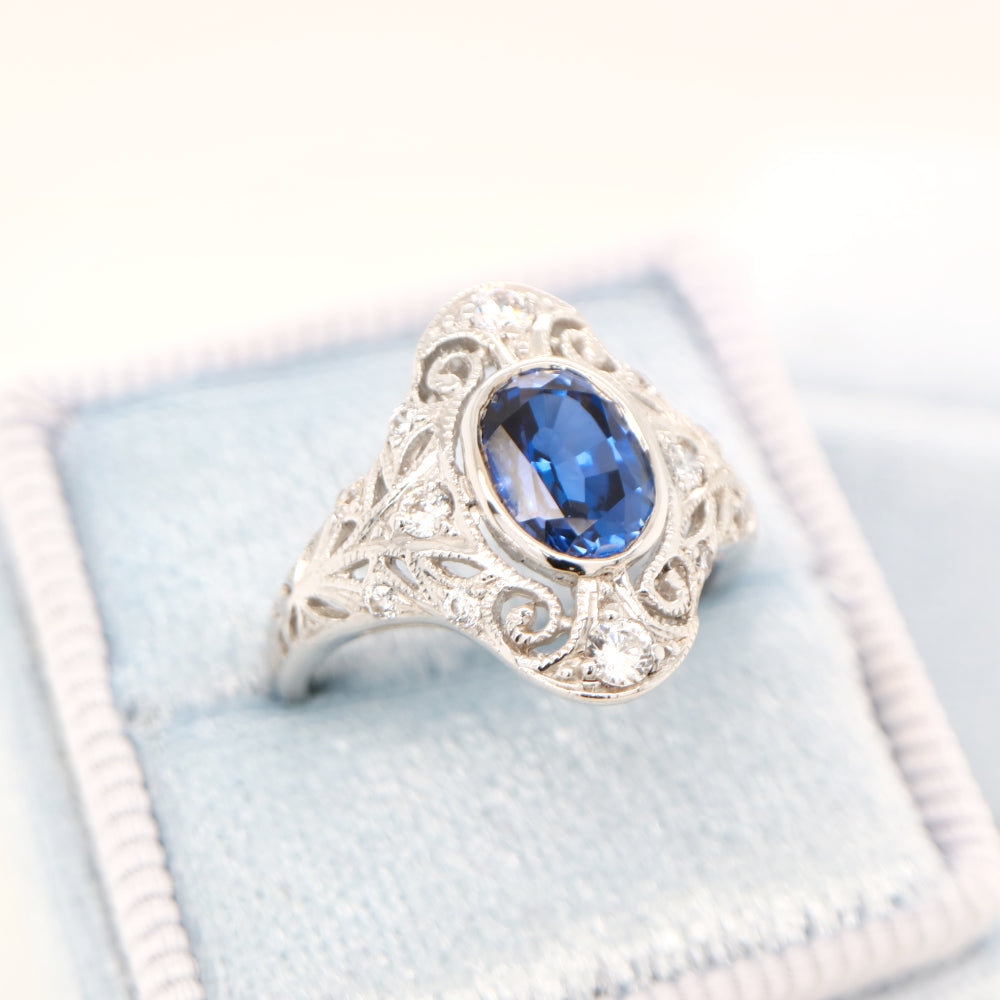 Cocktail ring with natural sapphire and white gold with diamond