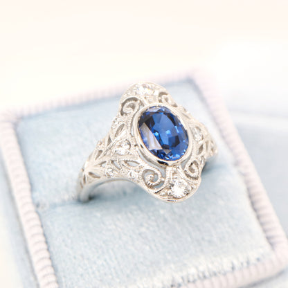 Cocktail ring with natural sapphire and white gold with diamond