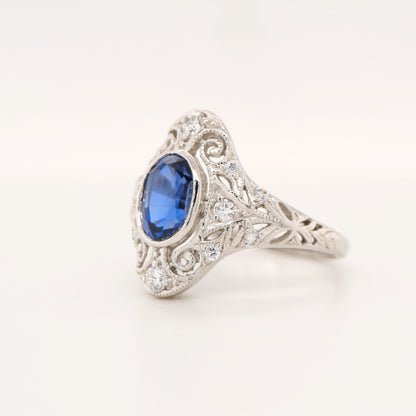 Cocktail ring with natural sapphire and white gold with diamond