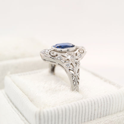 Cocktail ring with natural sapphire and white gold with diamond