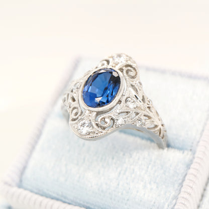 Cocktail ring with natural sapphire and white gold with diamond