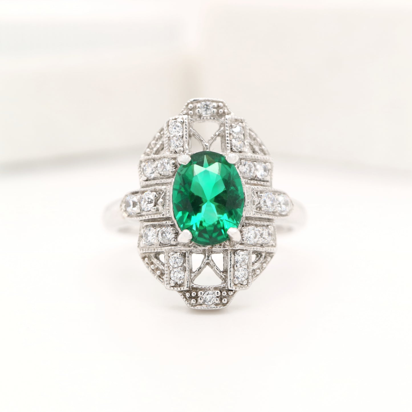 Art deco emerald ring in white gold with diamond