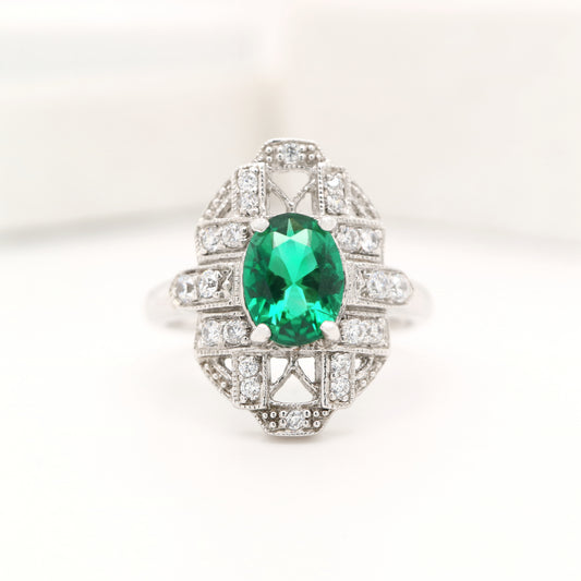 Art deco emerald ring in white gold with diamond