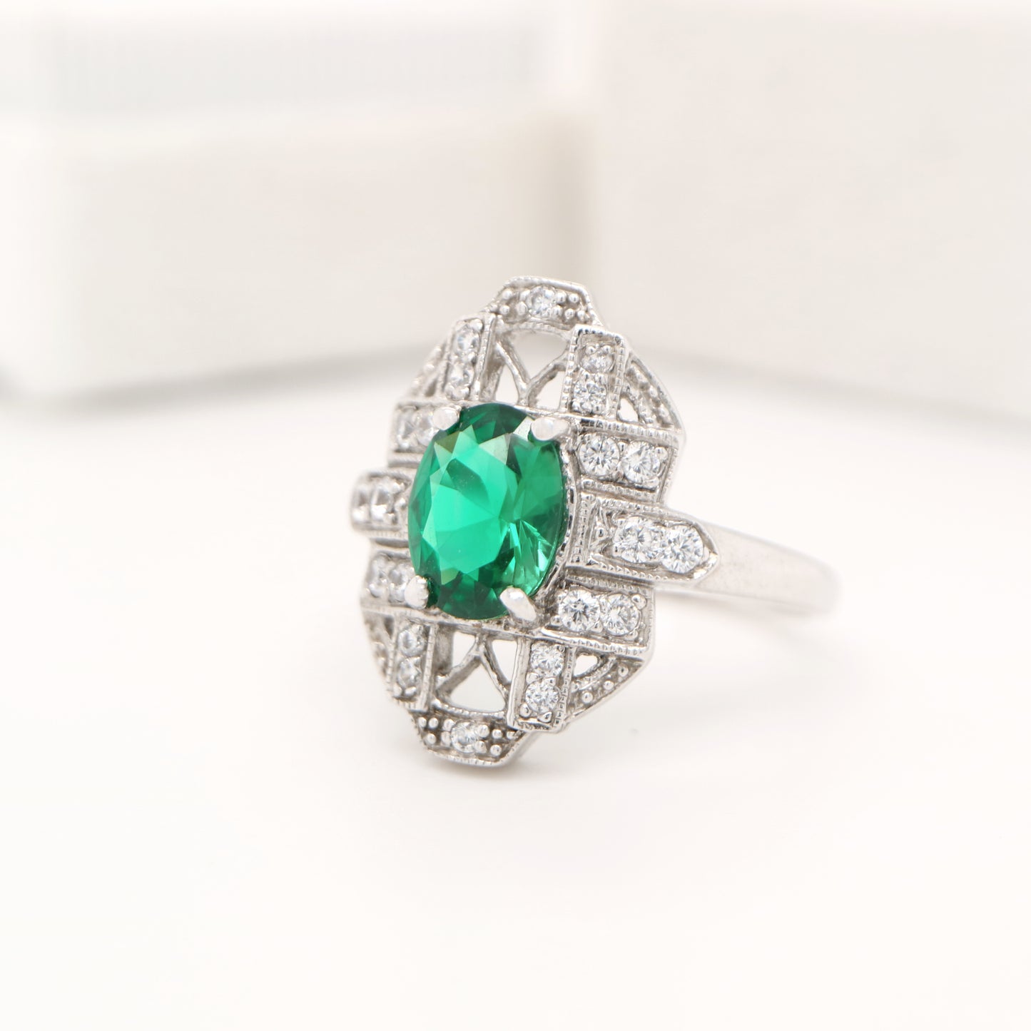 Art deco emerald ring in white gold with diamond