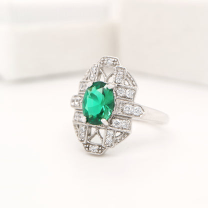 Art deco emerald ring in white gold with diamond