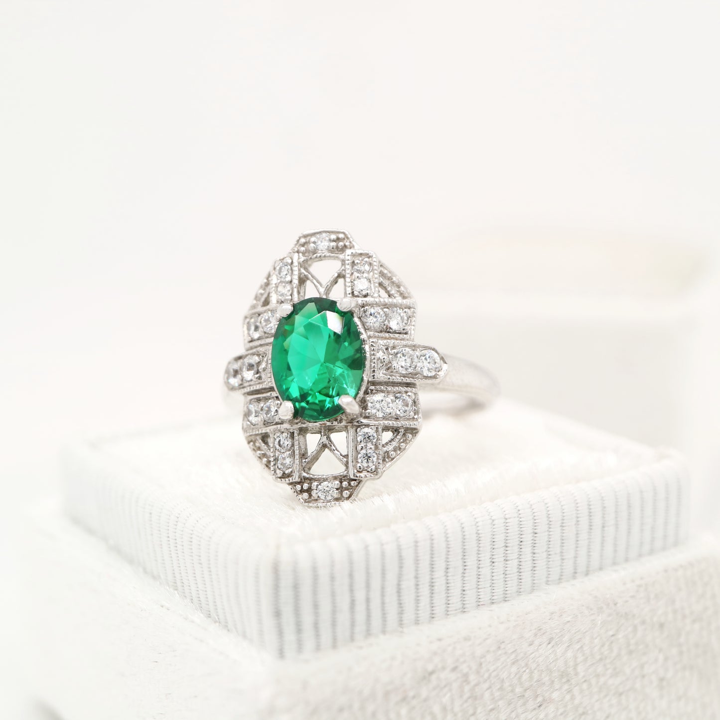 Art deco emerald ring in white gold with diamond