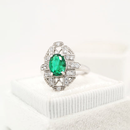 Art deco emerald ring in white gold with diamond