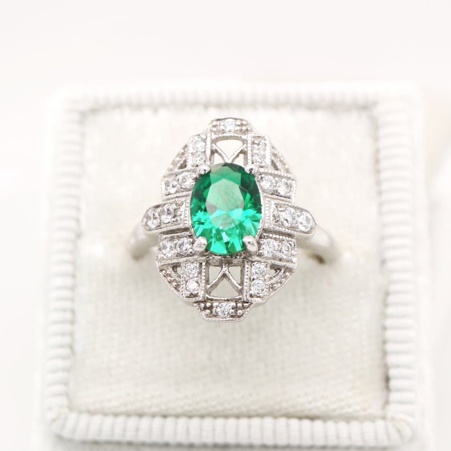 Art deco emerald ring in white gold with diamond