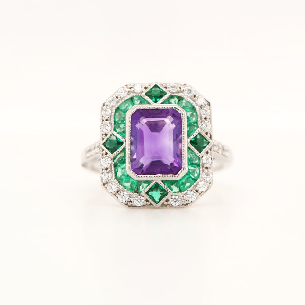 Art deco cocktail ring with amethyst and emerald in white gold