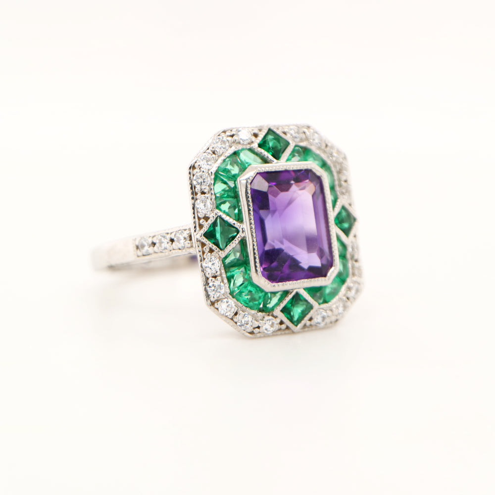 Art deco cocktail ring with amethyst and emerald in white gold