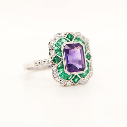 Art deco cocktail ring with amethyst and emerald in white gold