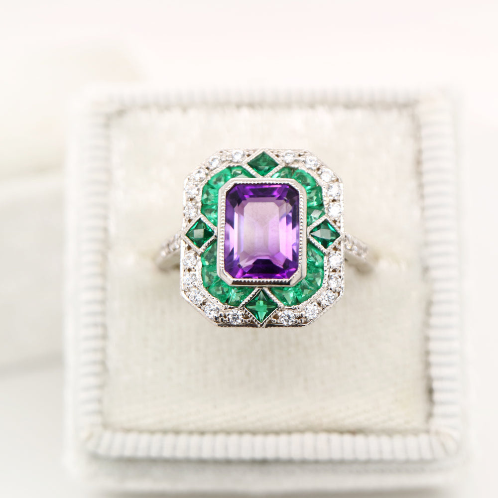 Art deco cocktail ring with amethyst and emerald in white gold