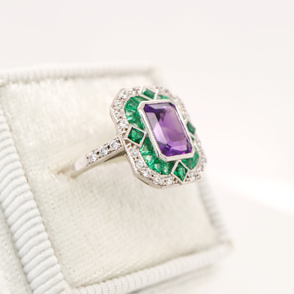 Art deco cocktail ring with amethyst and emerald in white gold