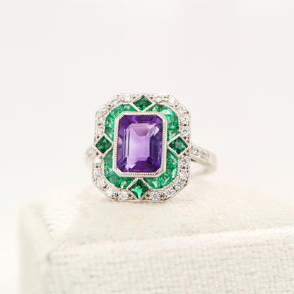 Art deco cocktail ring with amethyst and emerald in white gold