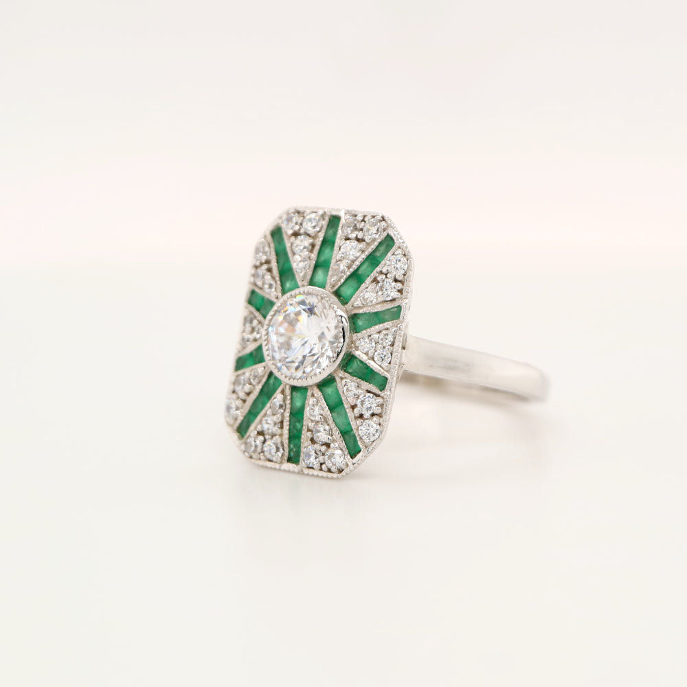 Square shield ring in white gold with emerald and diamond