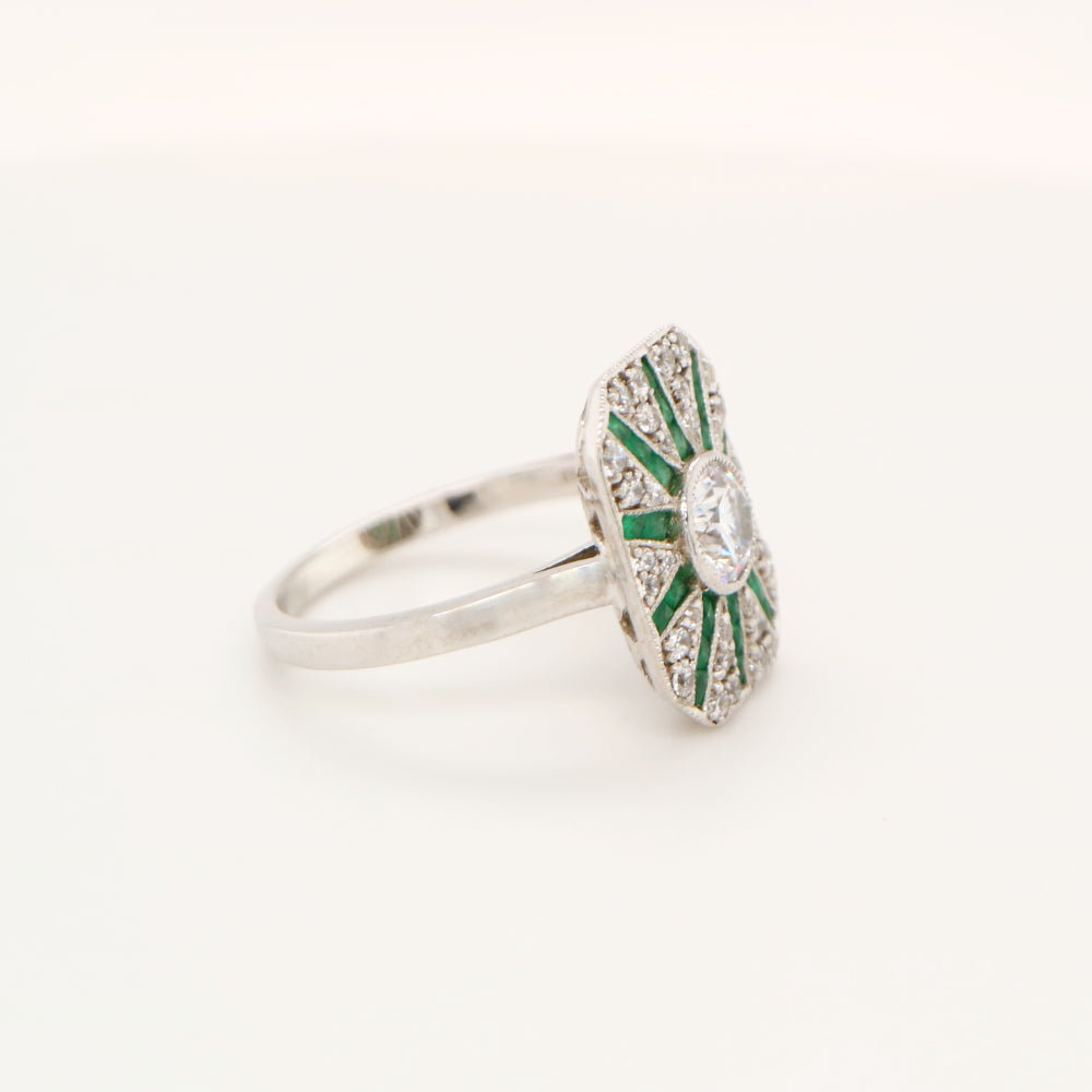 Square shield ring in white gold with emerald and diamond