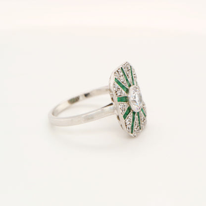 Square shield ring in white gold with emerald and diamond