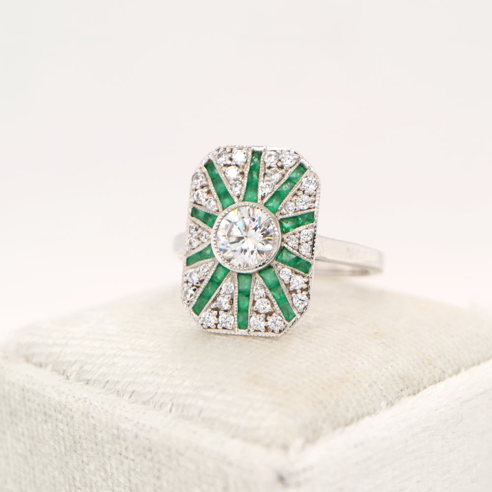 Square shield ring in white gold with emerald and diamond