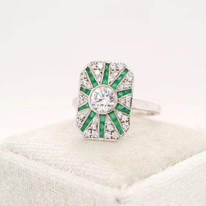 Square shield ring in white gold with emerald and diamond