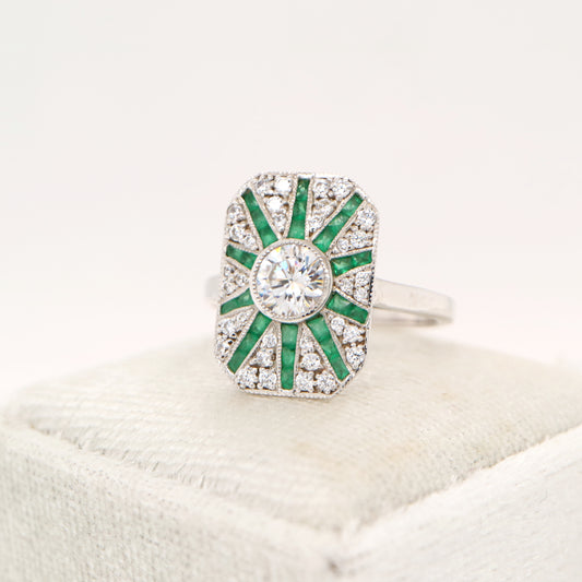 Square shield ring in white gold with emerald and diamond