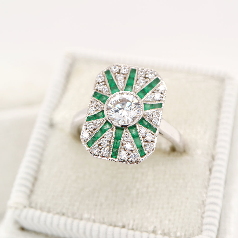 Square shield ring in white gold with emerald and diamond