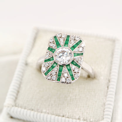 Square shield ring in white gold with emerald and diamond