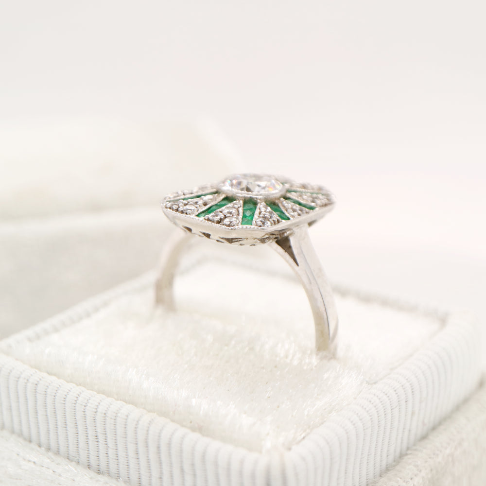 Square shield ring in white gold with emerald and diamond