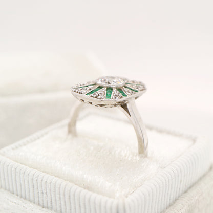 Square shield ring in white gold with emerald and diamond