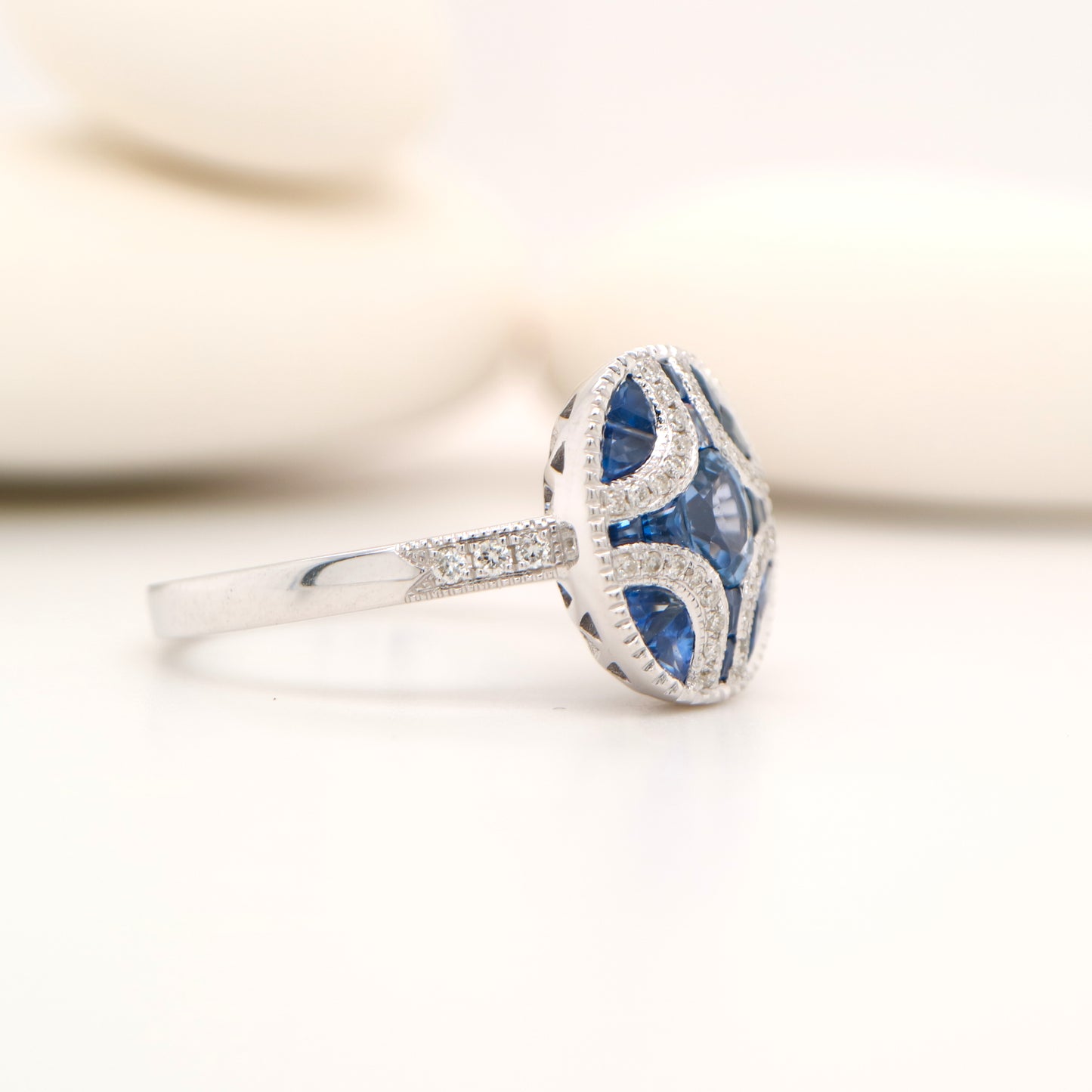 Art deco mystery set ring in white gold, sapphire and diamond