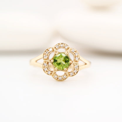 Floral ring with cutouts set with Peridot and diamond