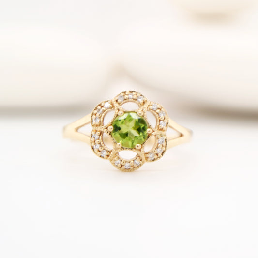 Floral ring with cutouts set with Peridot and diamond