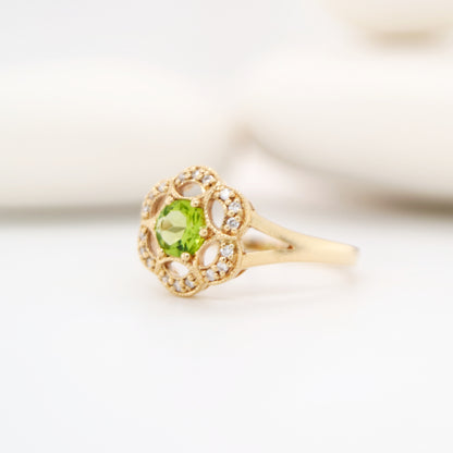 Floral ring with cutouts set with Peridot and diamond