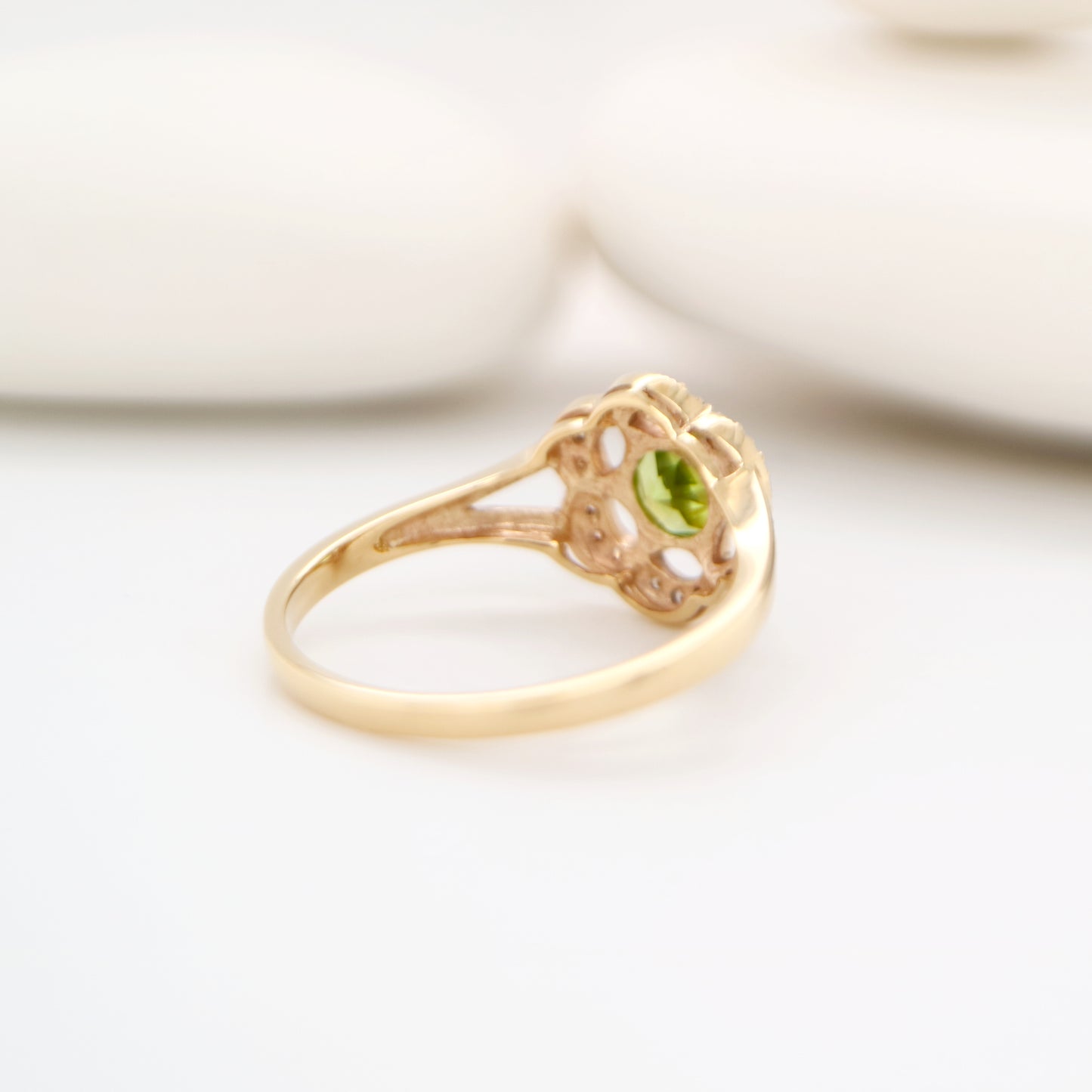 Floral ring with cutouts set with Peridot and diamond