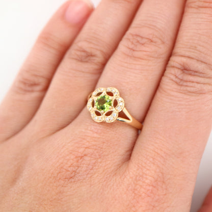 Floral ring with cutouts set with Peridot and diamond