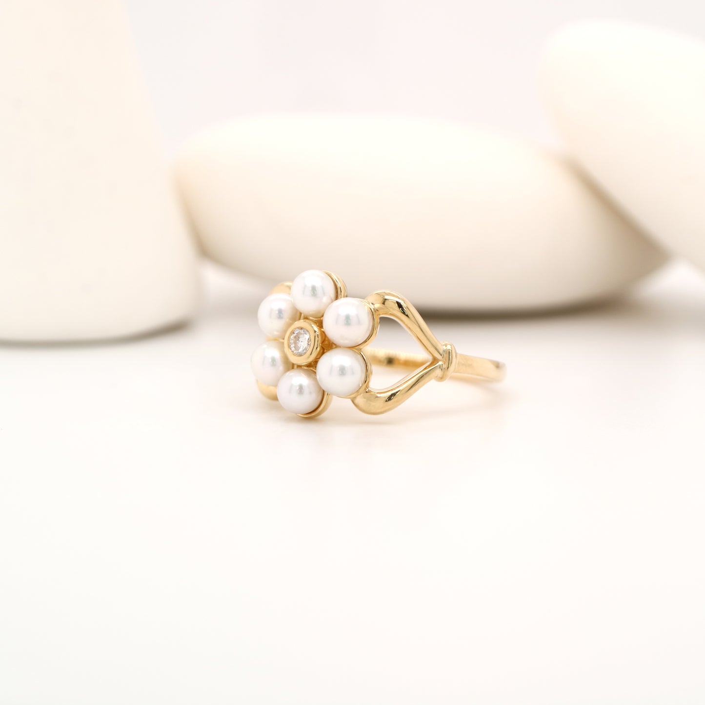 Colonial pearl and diamond ring in yellow gold
