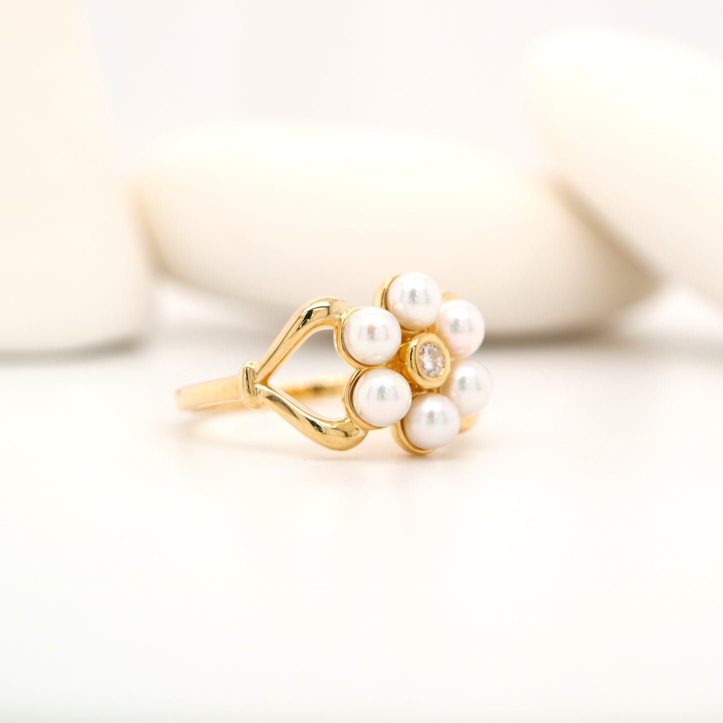 Colonial pearl and diamond ring in yellow gold