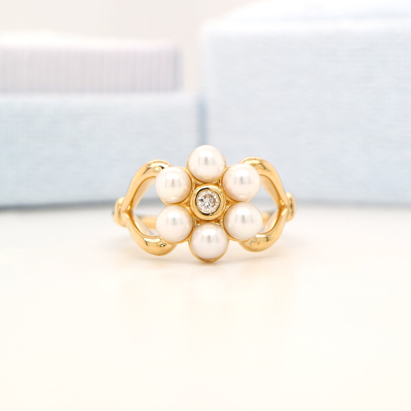Colonial pearl and diamond ring in yellow gold