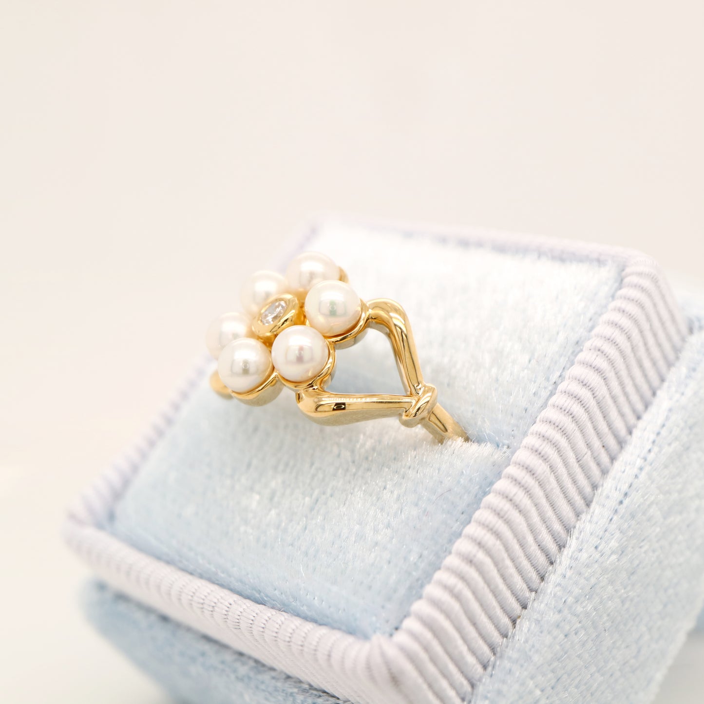 Colonial pearl and diamond ring in yellow gold