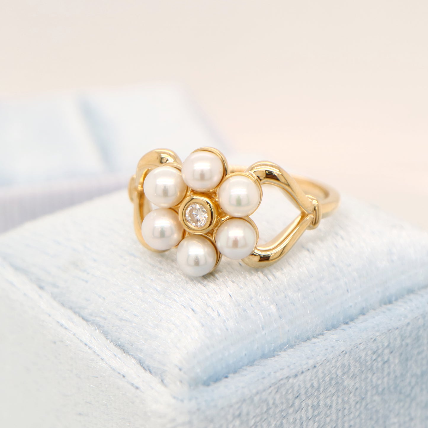 Colonial pearl and diamond ring in yellow gold