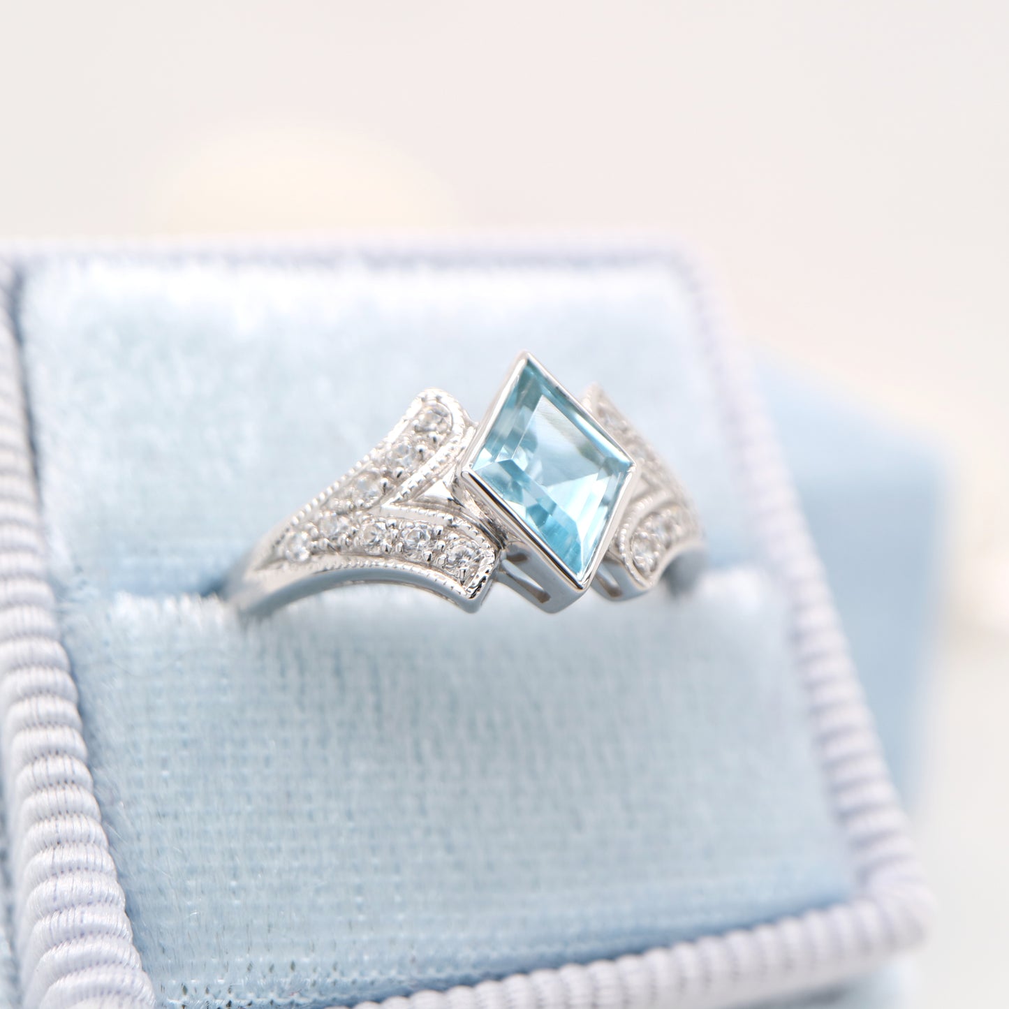 Diamond shape aquamarine with diamond in white gold