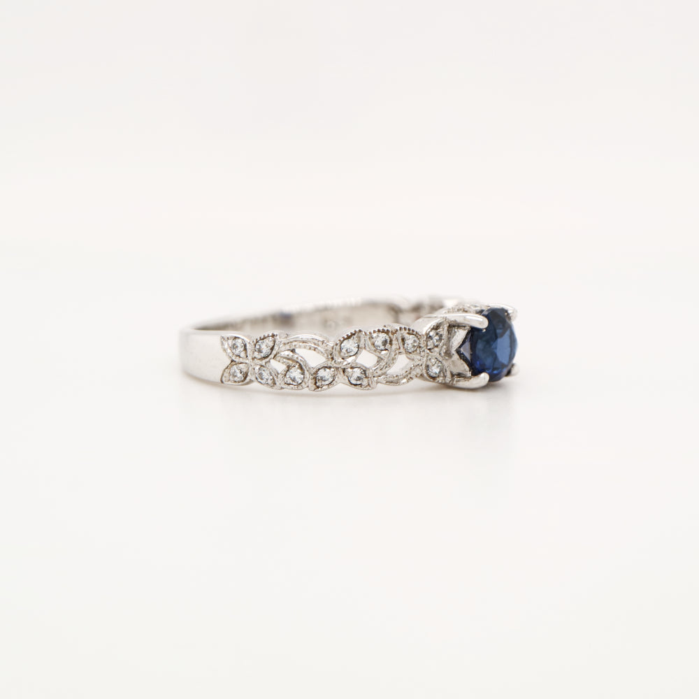 Sapphire solitaire ring with diamond in white gold with leaf pattern
