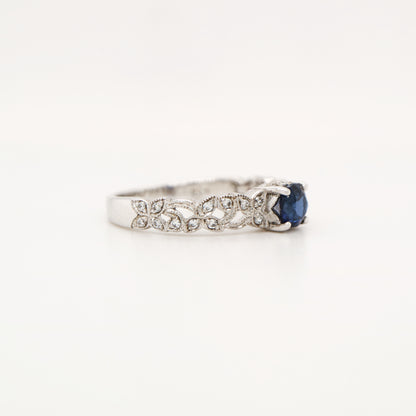 Sapphire solitaire ring with diamond in white gold with leaf pattern