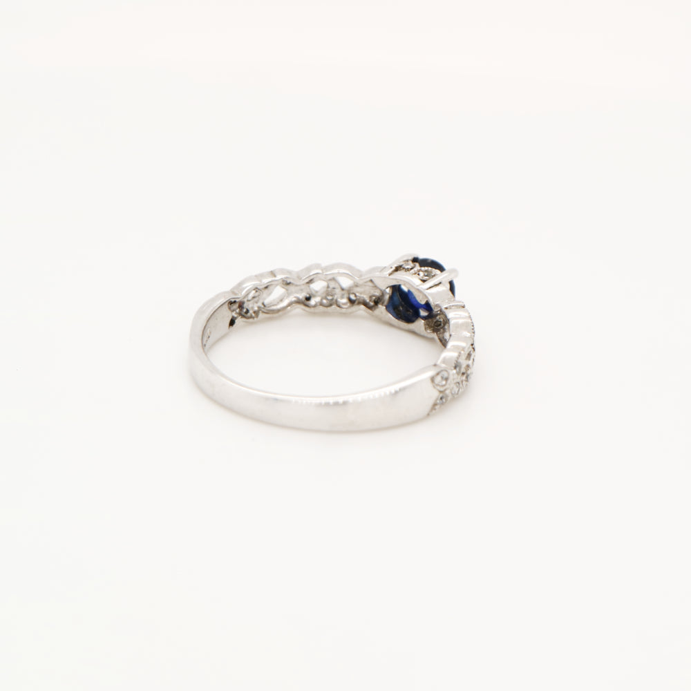 Sapphire solitaire ring with diamond in white gold with leaf pattern