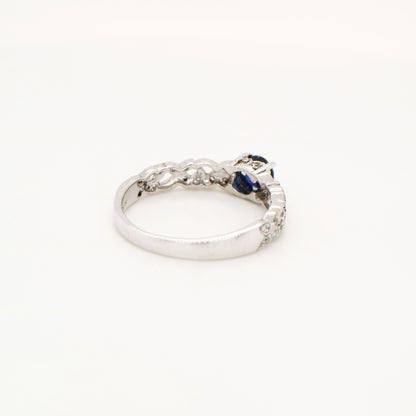 Sapphire solitaire ring with diamond in white gold with leaf pattern