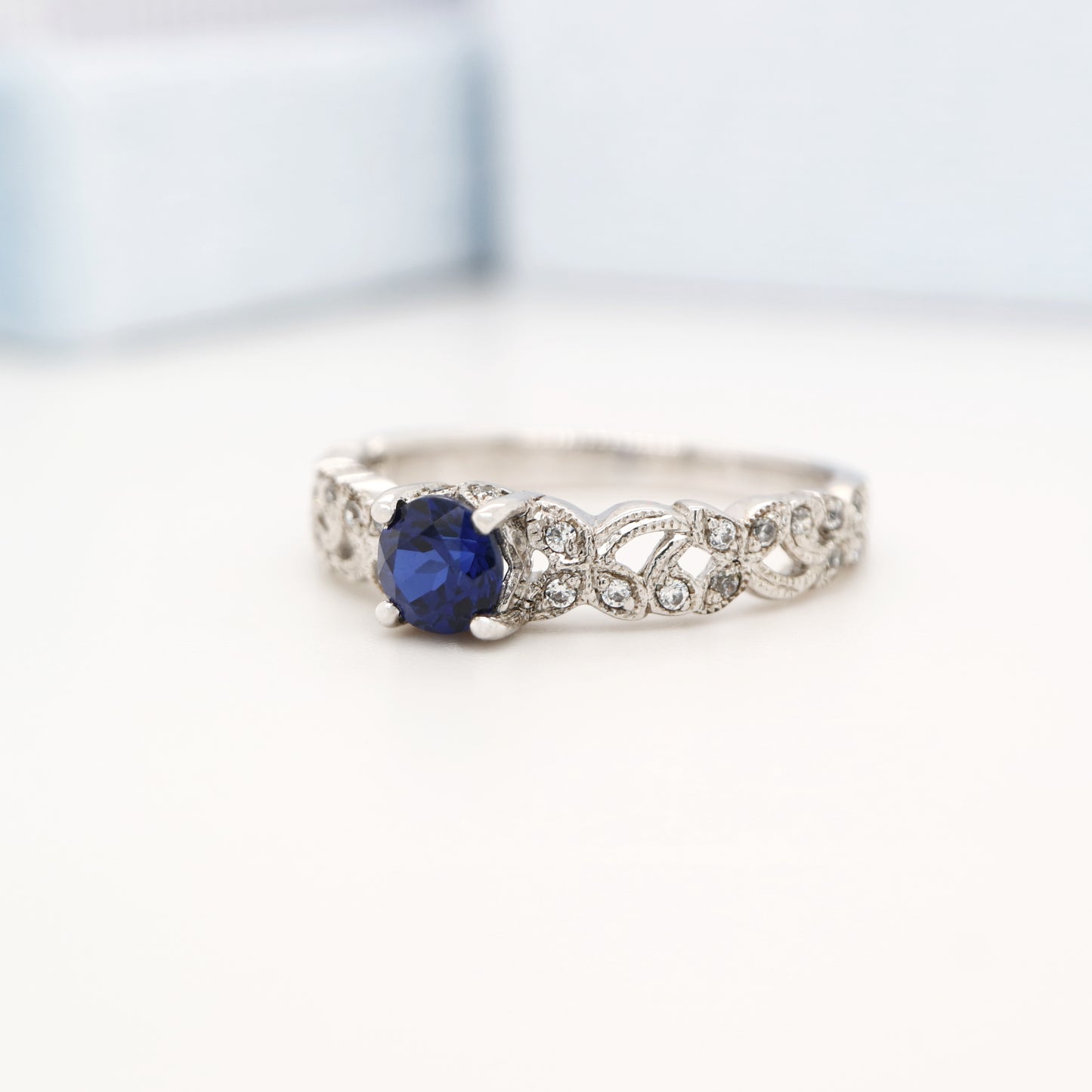 Sapphire solitaire ring with diamond in white gold with leaf pattern
