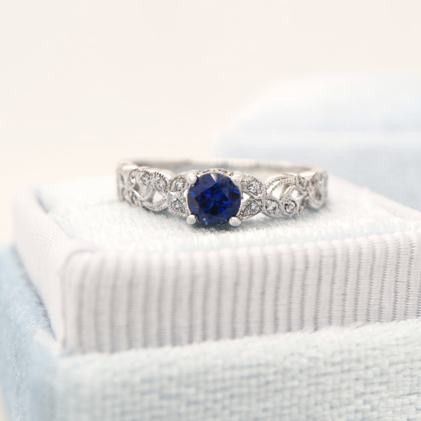 Sapphire solitaire ring with diamond in white gold with leaf pattern