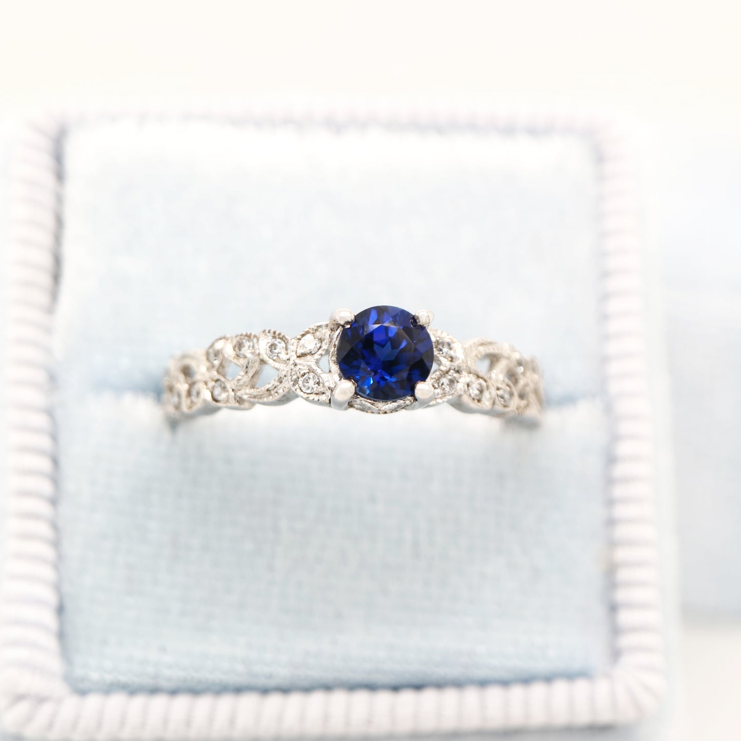 Sapphire solitaire ring with diamond in white gold with leaf pattern