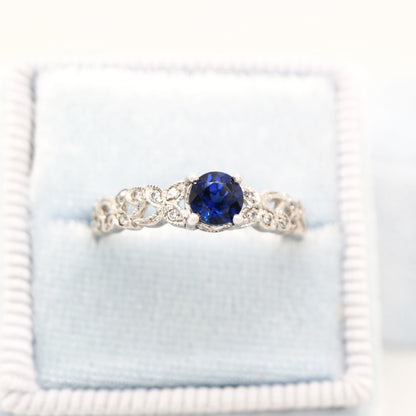 Sapphire solitaire ring with diamond in white gold with leaf pattern