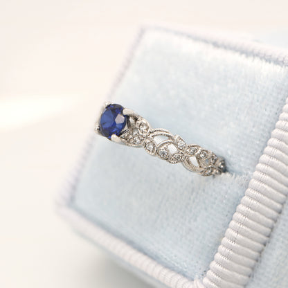 Sapphire solitaire ring with diamond in white gold with leaf pattern